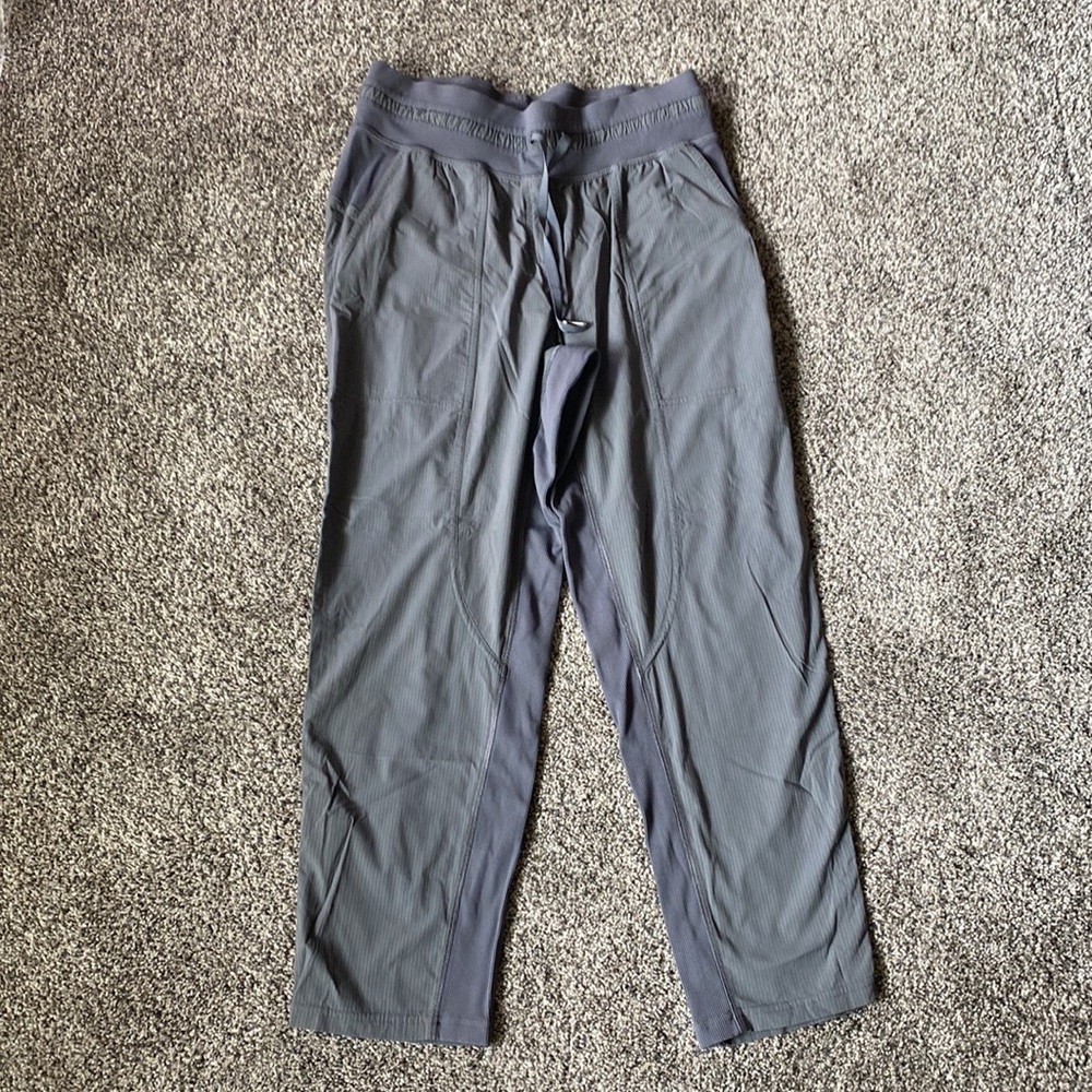 Lululemon dance studio crop size 6 - Picture 4 of 10